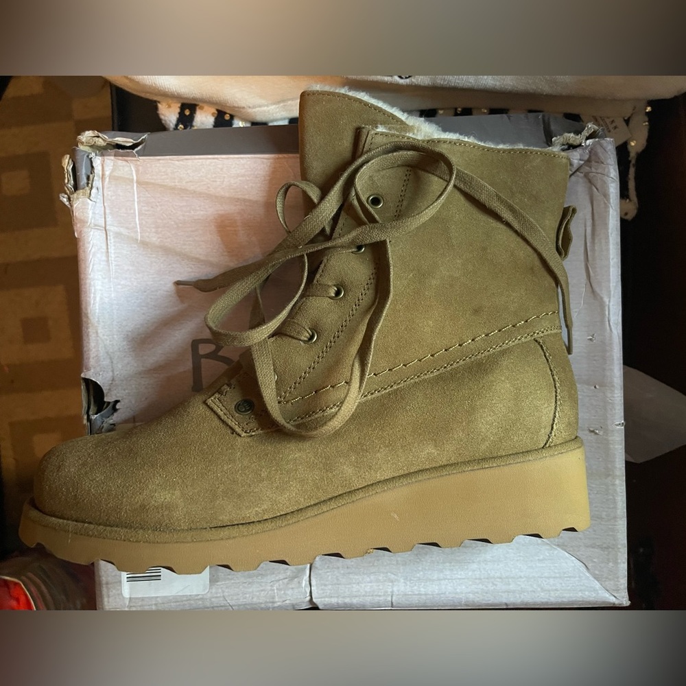 New never Worn Bearpaw Krista Boot size 10
